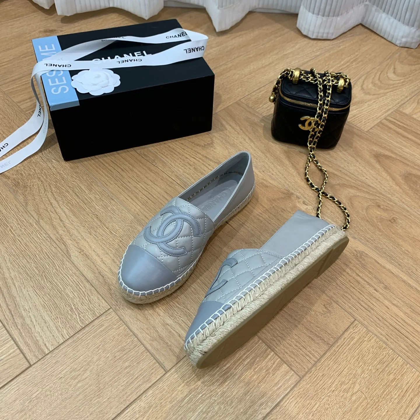 👟👟Ex-factory price 480👟👟 👑New colors are coming ✌️The new version of Chanel fisherman shoes is coming❗️Delivered in a complete set of top-notch packaging. The quality of my fisherman shoes has not been introduced much, everyone who has tried it knows it! The original customized upper, and my outsole is the original translucent outsole, the opaque outsole is the wrong version, full set of authentic packaging ❗️ size: 35-40, running price